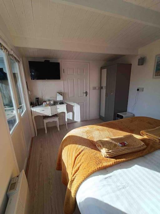 Private Lodge Close To Beaches And Goodwood Felpham Экстерьер фото